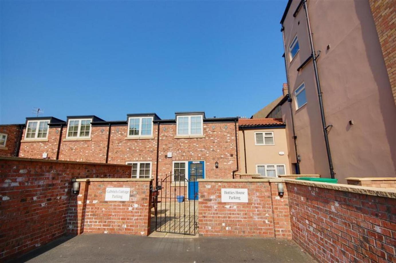 Hotties House - Two-Bed Cottage, Dog-Friendly & Off-Street Parking - Scarborough Luaran gambar