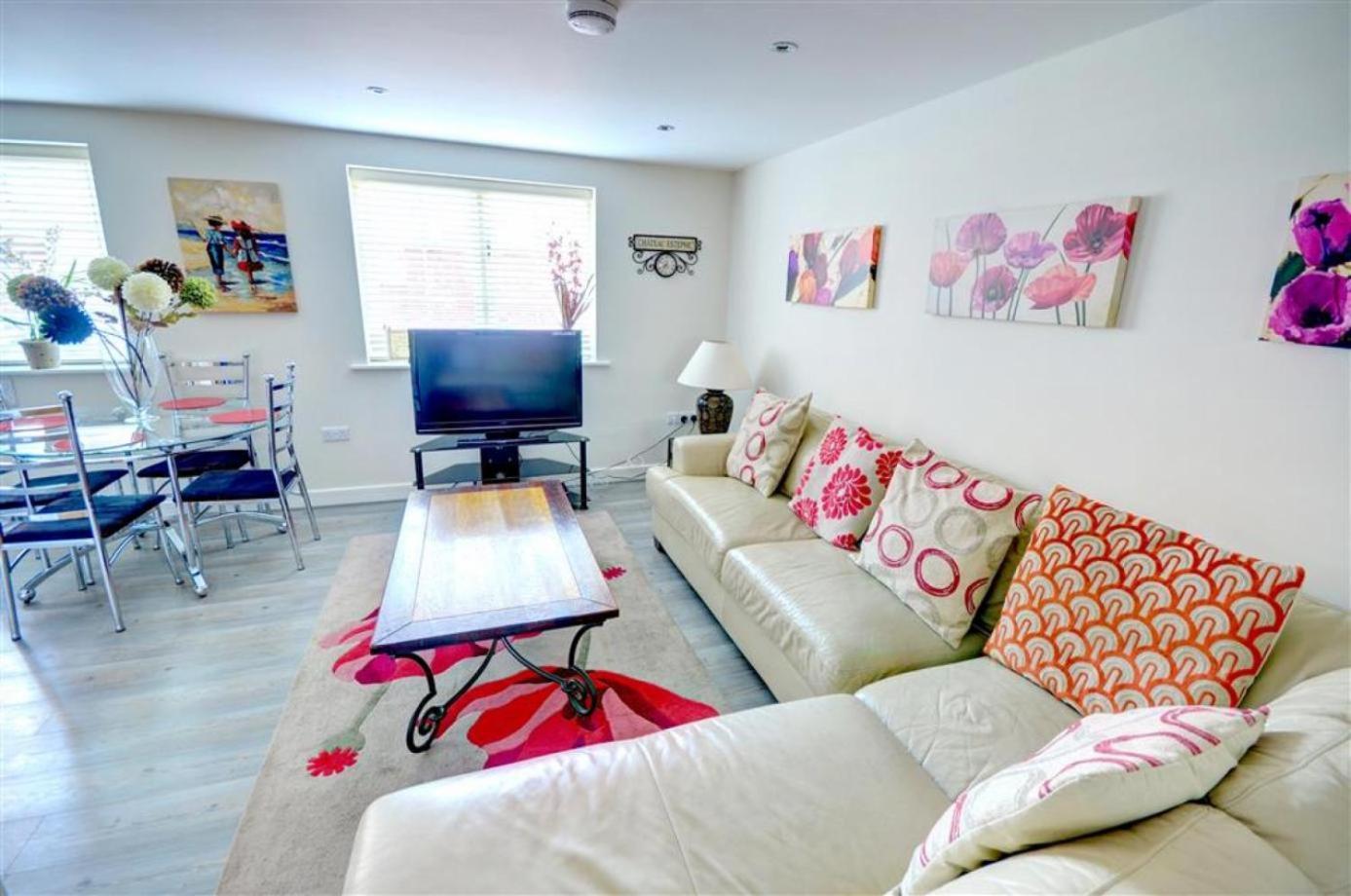 Hotties House - Two-Bed Cottage, Dog-Friendly & Off-Street Parking - Scarborough Luaran gambar